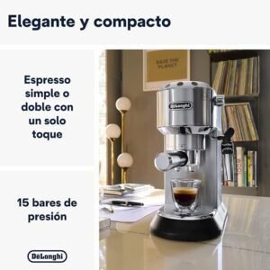 Imagen de la cafetera De'Longhi Dedica de acero inoxidable, modelo compacto de alta presión, ideal para café molido o monodosis, con depósito de agua de 1.3 litros, diseño elegante y moderno, opiniones positivas destacando su calidad y rendimiento.