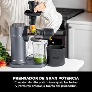 Imagen de la licuadora de prensado en frío Ninja con jarra de 700 ml y recipiente para pulpa de 1,1 l, ideal para preparar zumos y bebidas saludables. Diseño moderno y compacto, perfecta para quienes buscan opiniones sobre esta potente licuadora fría.