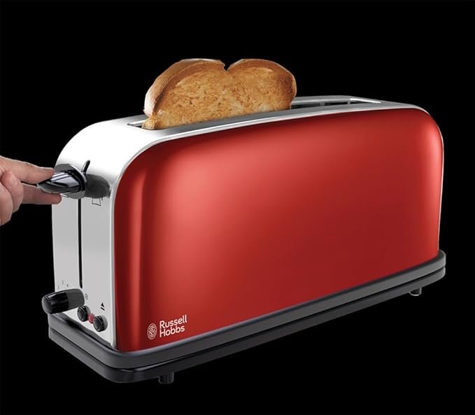 Imagen de la tostadora Russell Hobbs Colours Plus con 1 ranura larga y ancha, diseño moderno en color rojo metalizado, ideal para tostar rebanadas grandes o pan artesanal.