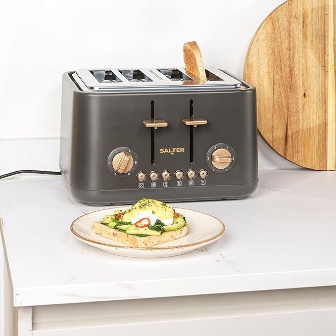Imagen de la tostadora Salter Pebble de 4 rebanadas con diseño moderno en color gris piedra, ranuras anchas para distintos tipos de pan y 6 niveles de tostado ajustables, ideal para desayunos rápidos y personalizados.