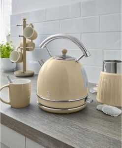 Imagen del set de desayuno Swan Retro con hervidor de agua inalámbrico de 1,8L, diseño vintage en color pastel y resistencia de acero inoxidable, ideal para opiniones sobre su rendimiento y estilo en la cocina.