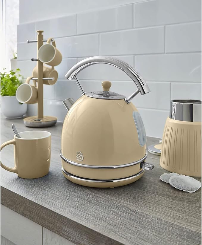 Imagen del set de desayuno Swan Retro con hervidor de agua inalámbrico de 1,8L, diseño vintage en color pastel y resistencia de acero inoxidable, ideal para opiniones sobre su rendimiento y estilo en la cocina.