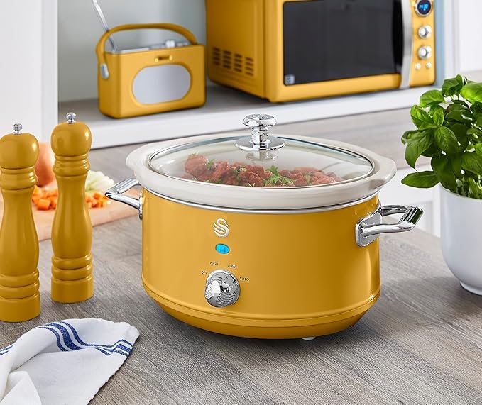 Olla de cocción lenta Swan Retro SF17021YELNEU de 3,5 litros en color amarillo mostaza, diseño vintage con perilla frontal para control de temperatura, ideal para preparar guisos, sopas y platos a fuego lento con estilo retro y funcionalidad eficiente.