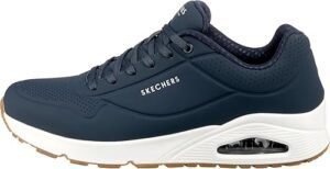 Zapatillas Skechers Uno Stand On Air en vista lateral, diseño moderno con cámara de aire visible en el talón, color blanco con detalles en gris, ideales para caminar con estilo y comodidad.
