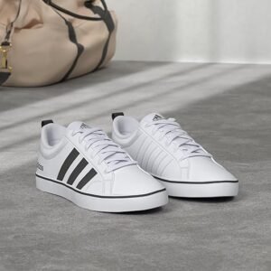 Zapatillas adidas Vs Pace 2.0 vistas de perfil, mostrando su diseño moderno en color negro con detalles en blanco, suela de goma y el icónico logo de las tres rayas, ideales para un estilo urbano y casual.