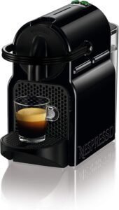 Imagen de la cafetera monodosis Nespresso De'Longhi Inissia EN80.B en color negro, diseño compacto y moderno, ideal para preparar café con cápsulas Nespresso de forma rápida y sencilla.