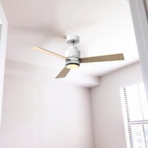 Imagen del ventilador de techo con luz Mellerware Brizy Bright Core de 45W, diseño moderno en color blanco, ideal para refrescar y alumbrar espacios interiores con eficiencia energética y estilo elegante.