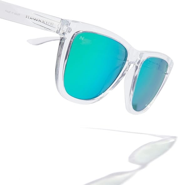Imagen de las gafas de sol HAWKERS ONE para hombre en vista frontal, diseño moderno y elegante ideal para un look urbano; opiniones positivas destacan su comodidad, protección UV400 y estilo versátil.