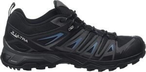 Vista lateral de las zapatillas de senderismo para hombre SALOMON X Ultra Pioneer Gore-Tex, en color negro con detalles grises, mostrando su diseño resistente al agua, suela de tracción Contagrip y sistema de sujeción avanzada, ideal para terrenos exigentes y actividades al aire libre.