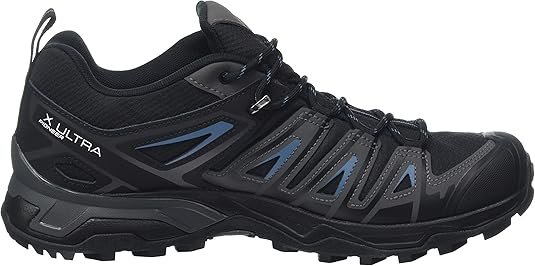 Vista lateral de las zapatillas de senderismo para hombre SALOMON X Ultra Pioneer Gore-Tex, en color negro con detalles grises, mostrando su diseño resistente al agua, suela de tracción Contagrip y sistema de sujeción avanzada, ideal para terrenos exigentes y actividades al aire libre.