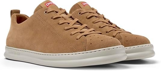 Vista detallada de las zapatillas Camper Runner para hombre en color neutro, diseño moderno y materiales de alta calidad, perfectas para quienes buscan opiniones sobre comodidad y estilo deportivo casual.