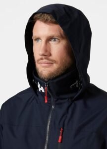 Chaqueta Helly Hansen Crew Hooded Jacket para hombre en vista frontal, diseño moderno y deportivo, ideal para actividades náuticas y uso urbano, impermeable y cortaviento con capucha ajustable.