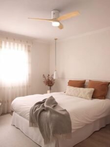 Ventilador de techo WINDCALM CREATE con luz LED, diseño moderno en blanco y madera natural, incluye mando a distancia. Ideal para refrescar y decorar cualquier estancia con estilo y eficiencia.