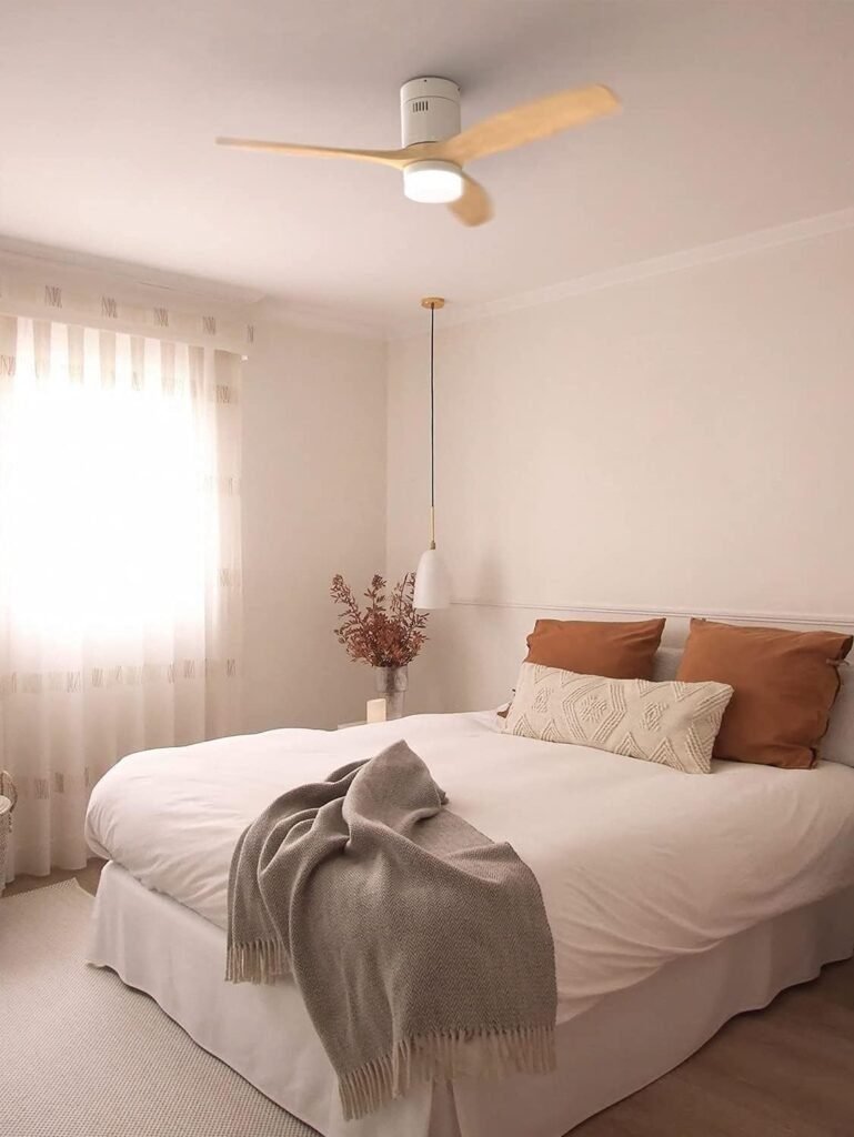 Ventilador de techo WINDCALM CREATE con luz LED, diseño moderno en blanco y madera natural, incluye mando a distancia. Ideal para refrescar y decorar cualquier estancia con estilo y eficiencia.