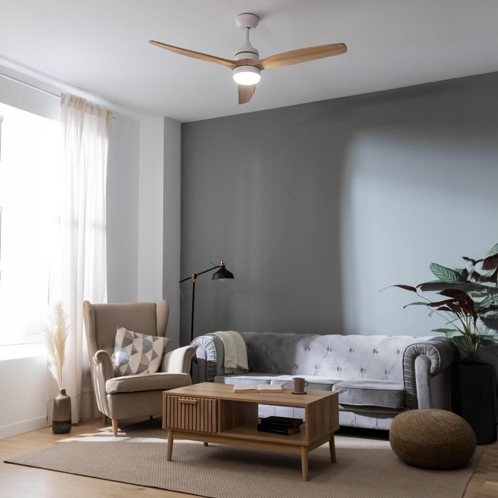 Imagen del ventilador de techo Cecotec EnergySilence Aero 5275 LightWood con luz integrada, diseño elegante en acabado madera clara y aspas aerodinámicas, ideal para ventilar y decorar cualquier estancia del hogar.
