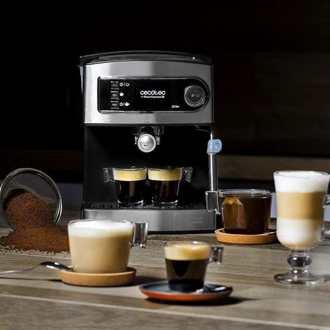Imagen de la cafetera Cecotec Power Espresso 20 con diseño elegante en acero inoxidable, 850W de potencia, presión de 20 bares y depósito de agua de 1,6 litros, ideal para preparar café espresso de calidad profesional en casa.