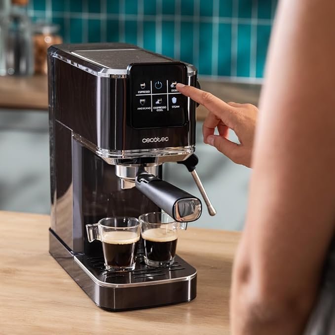 Imagen de la cafetera Cecotec Cafelizzia ColdBrew, modelo express para espresso y cappuccino con 20 bares de presión y sistema ColdBrew, diseño moderno y compacto ideal para uso doméstico.