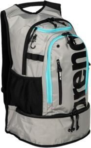 Imagen de la bolsa deportiva ARENA Fastpack 3.0 de gran capacidad, diseñada para natación, playa, gimnasio y otras actividades deportivas, con múltiples compartimentos, materiales resistentes al agua y diseño ergonómico ideal para atletas y nadadores profesionales.