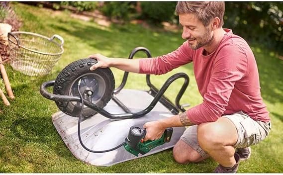 Imagen del compresor de aire Bosch Universal 18V de la línea Home and Garden, con diseño compacto y portátil, ideal para inflar neumáticos, pelotas y otros objetos; herramienta inalámbrica de alto rendimiento.