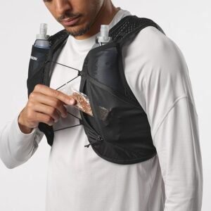 Imagen del chaleco de hidratación Salomon Active Skin 4 diseñado para trail running y senderismo, mostrando su diseño ergonómico, bolsillos frontales y material transpirable ideal para actividades al aire libre.