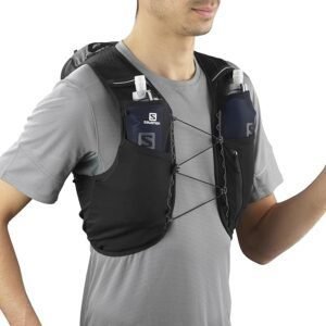 Imagen del chaleco de hidratación SALOMON ADV Hydra Vest 8 en color gris, diseñado para trail running y actividades al aire libre, mostrando sus múltiples compartimentos, diseño ergonómico y botellas blandas frontales incluidas; ideal para corredores que buscan comodidad, ligereza y rendimiento en sus entrenamientos y competiciones.