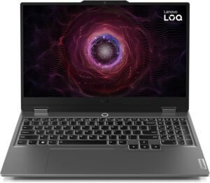 Ordenador portátil gaming Lenovo LOQ Gen 9 de 15.6 pulgadas FHD en vista lateral mostrando su diseño moderno, teclado retroiluminado y pantalla Full HD ideal para juegos de alto rendimiento.