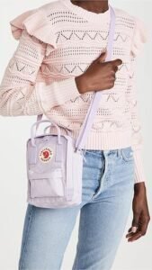 Mochila Fjällräven Kånken Sling Sports unisex para adulto en color clásico, diseño compacto y funcional ideal para uso diario, fabricada con materiales duraderos y resistentes al agua.