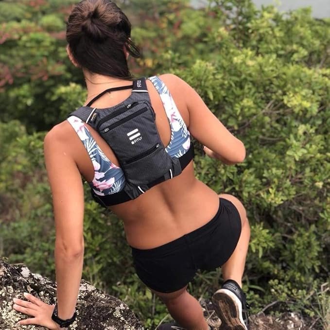 Mochila Minimalist Running Pack para correr unisex en color negro, diseñada con soporte frontal para teléfono, amplios compartimentos de almacenamiento y cinturón torácico ajustable para mayor comodidad; ideal para entrenamientos, maratones y actividades al aire libre.