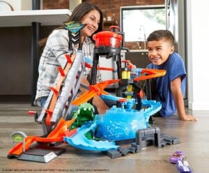 Imagen del juguete Hot Wheels Cocodrilo Destructor (Mattel FTB67) en su presentación original, mostrando la pista de coches con detalles coloridos, el lanzador y la figura del cocodrilo en acción, ideal para representar opiniones y reseñas del producto.