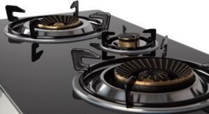 Vista del hornillo a gas Orbegozo FO 3520 con 2 quemadores de triple corona compatible con gas butano o propano, diseño compacto ideal para cocinar en exteriores o espacios reducidos.