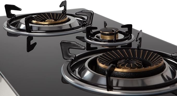 Vista del hornillo a gas Orbegozo FO 3520 con 2 quemadores de triple corona compatible con gas butano o propano, diseño compacto ideal para cocinar en exteriores o espacios reducidos.