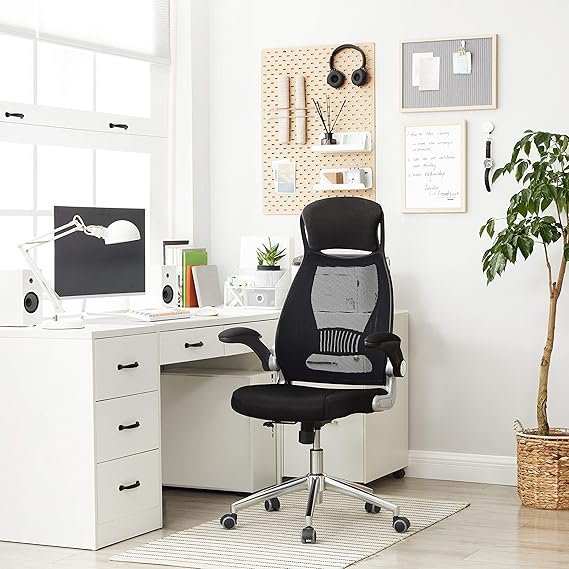 Silla giratoria de oficina SONGMICS OBN86BK en color negro, diseño ergonómico con respaldo de malla transpirable, reposacabezas ajustable, soporte lumbar y ruedas suaves para suelo, ideal como silla de escritorio para largas jornadas de trabajo.