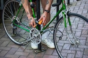 Imagen de la cadena antirrobo para bicicletas Kryptonite, un candado de alta seguridad con eslabones de acero reforzado ideal para proteger tu bici en zonas urbanas.