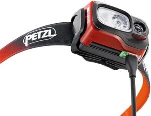 Imagen de la linterna frontal Petzl en primer plano, destacando su diseño ergonómico y calidad de materiales, ideal para quienes buscan opiniones sobre linterna frontal Petzl para actividades al aire libre como senderismo, escalada o camping.