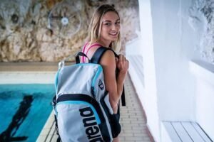 Mochila Arena Spiky III 45 en color negro con logo blanco, ideal para piscina, natación, gimnasio y actividades deportivas; diseño resistente al agua con múltiples compartimentos y correas ajustables para mayor comodidad.
