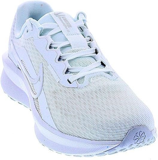 Zapatillas Nike W Downshifter 13 para mujer en vista lateral, diseño deportivo y moderno en color neutro, ideales para correr o uso diario, combinando comodidad, estilo y rendimiento.