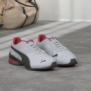 Zapatillas Puma Men's Tazon 6 Fracture FM Sneaker en color negro con detalles plateados, diseño deportivo y moderno, ideales para entrenamientos y uso diario.