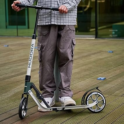 Imagen del patinete HUDORA BigWheel 205 Advanced Scooter de aluminio, plegable y ajustable en altura, ideal para adultos de hasta 100 kg, diseño cómodo y resistente para desplazamientos urbanos.