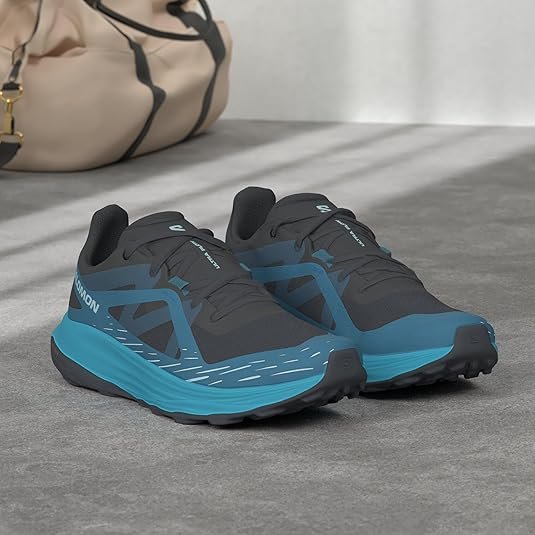 Zapatillas de Trail Running para Hombre SALOMON Ultra Flow – Vista lateral del calzado en color neutro sobre fondo blanco. Diseño ergonómico, suela con agarre para terrenos irregulares y materiales transpirables ideales para carreras en montaña.