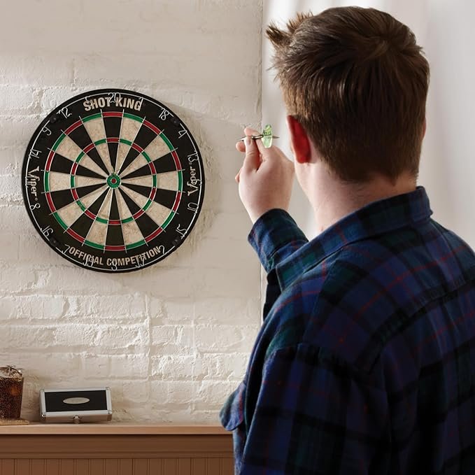 Imagen del set de dardos Shot King Regulation Bristle Steel Tip con tablero profesional de sisal, bullseye sin grapas, estructura de alambre galvanizado en espiral y 6 dardos incluidos, ideal para juegos de precisión y competición en casa u oficina.