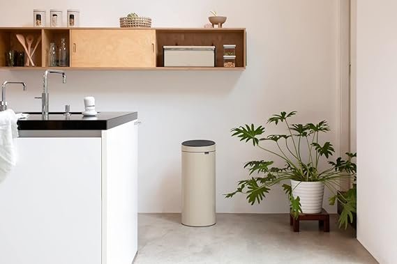 Mejor papelera de cocina Brabantia Touch Bin 30L con apertura suave y base antideslizante - imagen de producto.