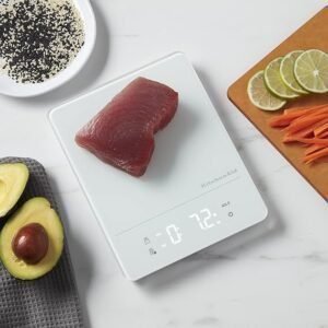 Imagen del producto KitchenAid KQ913: báscula digital impermeable IPx7 con capacidad máxima de 11 libras, diseño moderno en color acero inoxidable, pantalla digital retroiluminada y superficie fácil de limpiar, ideal para cocina de alta precisión.