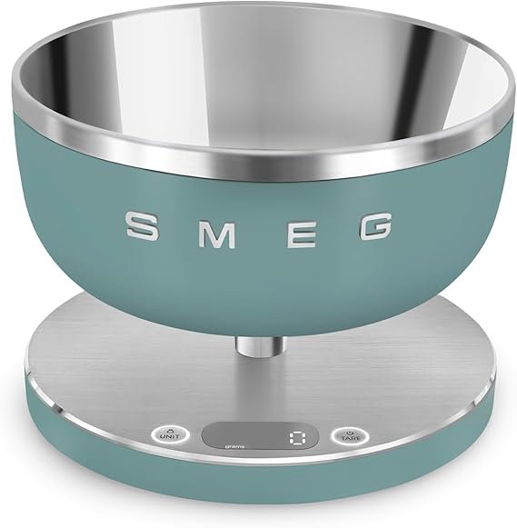 Báscula de cocina digital SMEG KSC01WHMWW en color blanco, diseño retro elegante con pantalla digital de fácil lectura, ideal para medir ingredientes con precisión en recetas.