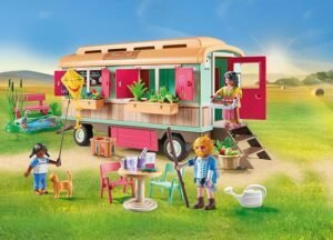 Imagen del set PLAYMOBIL Country 71441 Café Tren con huerto, que muestra el detallado equipamiento del café, el colorido huerto y el estanque de los gansos, ideal para juegos creativos en el campo.