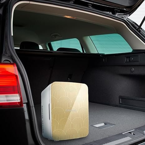 Mini nevera Cecotec de 10L Bahamas Pat 2, ideal para coche y caravanas - Funcionamiento 12V-220V. Pequeña pero potente, la solución perfecta para mantener tus alimentos y bebidas fríos en tus viajes. ¡No te quedes sin la tuya! #Cecotec #MiniNevera #BoleroMiniCooling #BahamasPat2 #Caravana #Coche #Viajes #12V220V