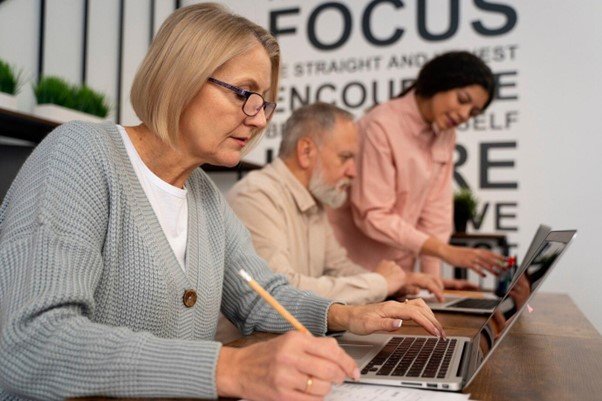 Emprendimiento para mayores de 60 años: oportunidades y desafíos