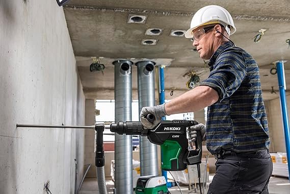 La imagen muestra el Martillo Perforador y Cincelador SDS-Max de HiKOKI con 9,2 J de Energía de Impacto, Motor sin Escobillas y Tecnología Anti-Vibración. Ideal para perforar con un diámetro de hasta 40 mm, cuenta con un cable de 4 m y viene con un práctico maletín incluido. Un producto de alta calidad y rendimiento que facilitará tus trabajos de construcción y demolición.