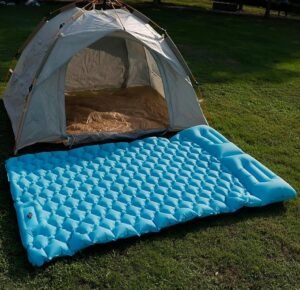 "Colchoneta inflable HI FINE CARE con bomba de pie integrada, ideal para acampar en coche. ¡Descansa cómodamente en tus aventuras al aire libre!"
