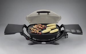 Barbacoa de gas Weber Q2000 53060079 con mesas laterales plegables, ideal para tus parrilladas al aire libre. ¡Compra la tuya ahora!