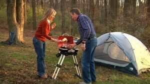 Parrilla de gas portátil Cuisinart Petite Gourmet con VersaStand™ - Barbacoa compacta de mesa con quemador de 5,500 BTU y 150 pies cuadrados de superficie de cocción. ¡Descubre la mejor opción para cocinar al aire libre!